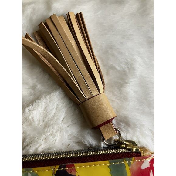 NWOT DOONEY & BOURKE VINYL FLOWER WRISTLET CLUTCH POUCH - Picture 3 of 9